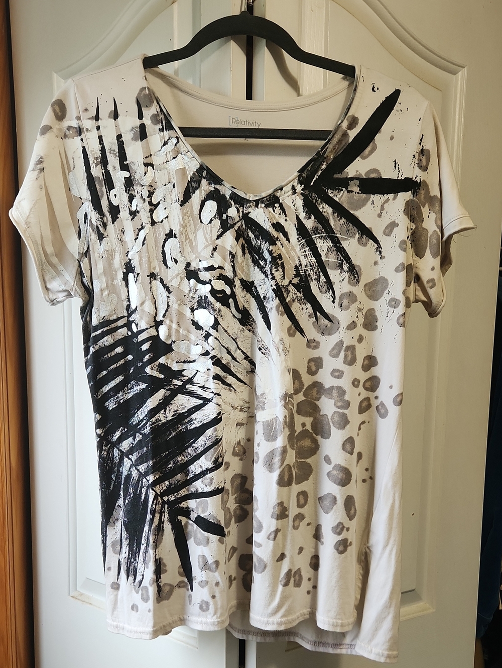 Relativity Cream Short Sleeve V-Neck Top with Black & Gray Abstract Print
